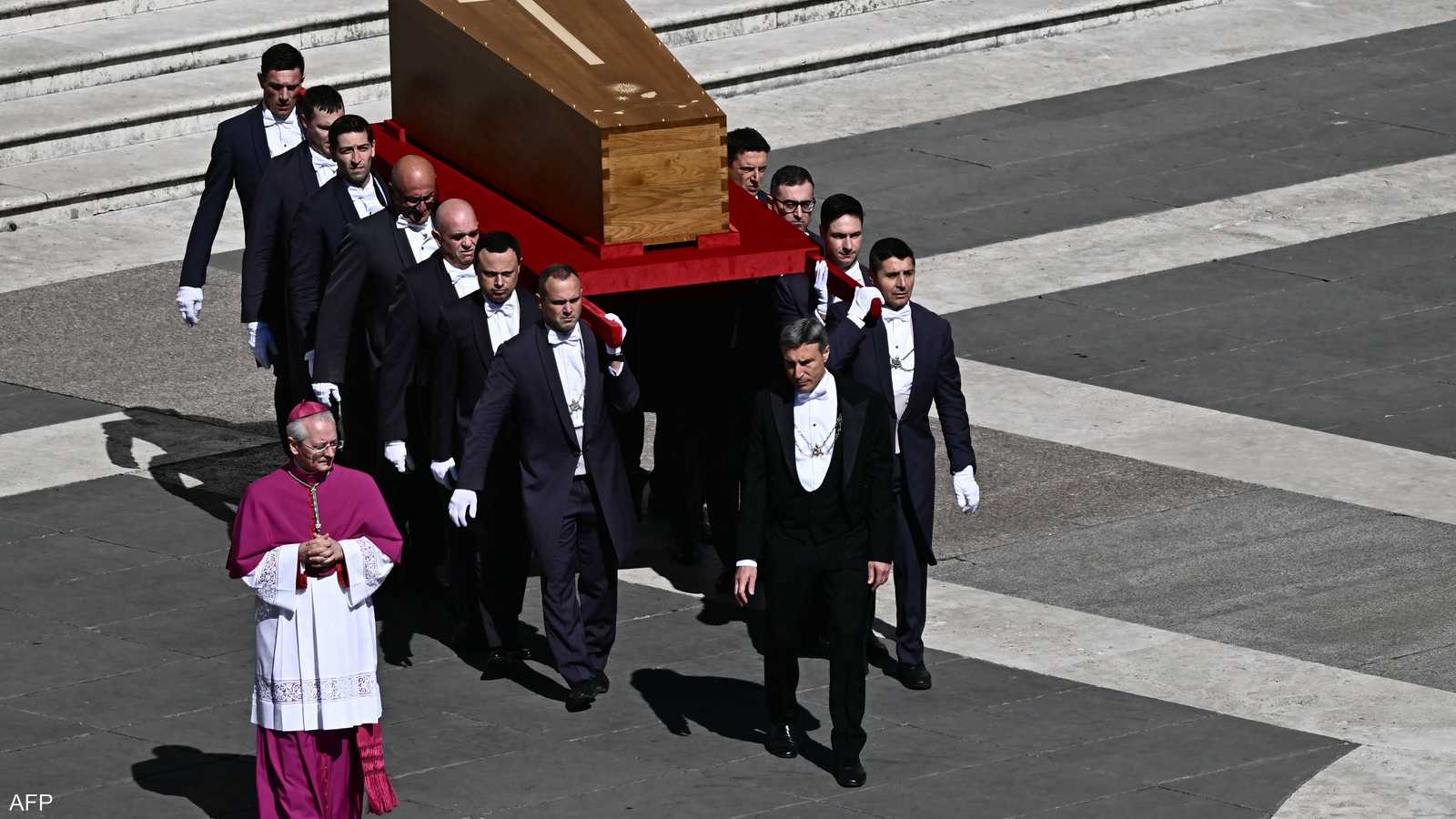 يحملون نعش البابا فرانسيس خلال مراسم الجنازة