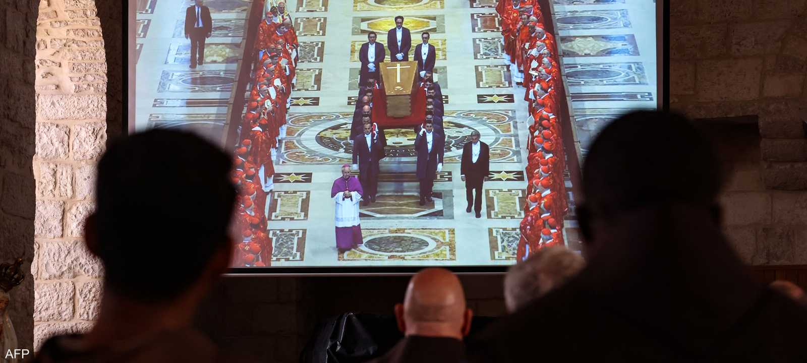 تم تجهيز القبر خلف حاجز خشبي داخل البازيليك