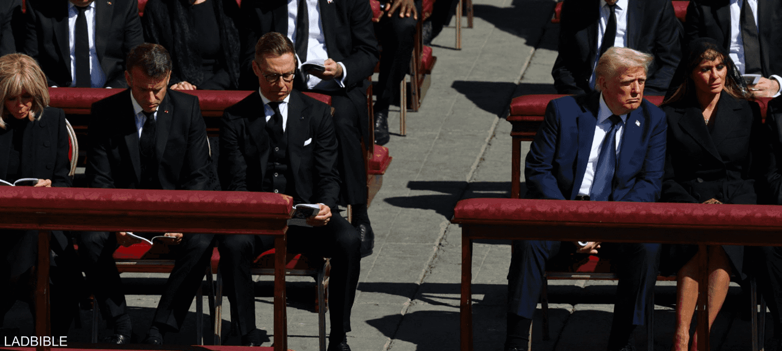 ترامب ظهر بملابس زرقاء مخالفا قواعد اللبس في حضور جنازة البا