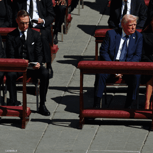 ترامب ظهر بملابس زرقاء مخالفا قواعد اللبس في حضور جنازة البا