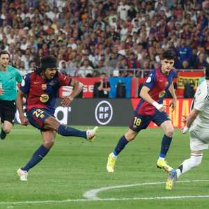 كوندي مسجلا الهدف القاتل