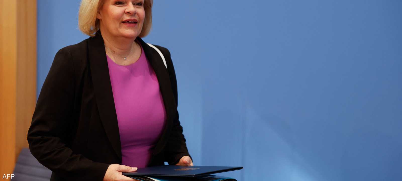 فيزر تسعى لإعادة بعض اللاجئين السوريين