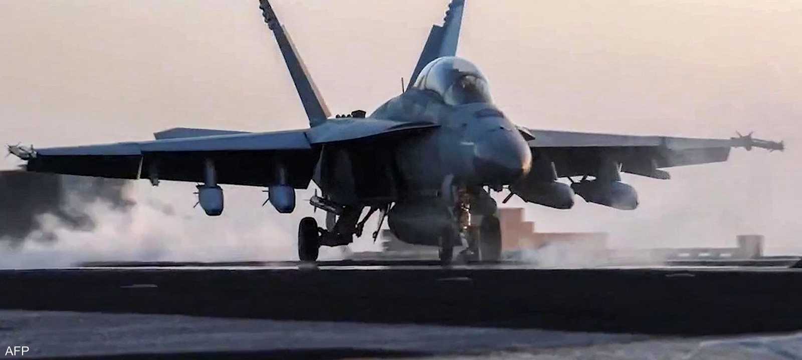 طائرة إف 18 تقلع من حاملة الطائرات "هاري ترومان".. أرشيفية