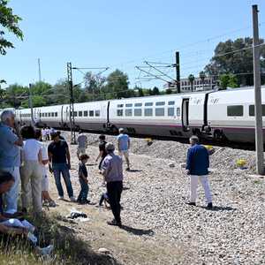 ركاب ينتظرون بجانب قطار متوقف قرب قرطبة بعد انقطاعٍ الكهرباء