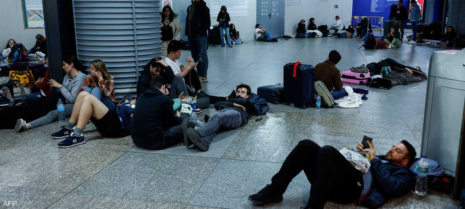 مسافرون في محطة قطارات بإسبانيا