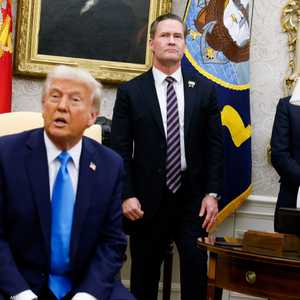 ترامب ومن خلفه مايك والتز