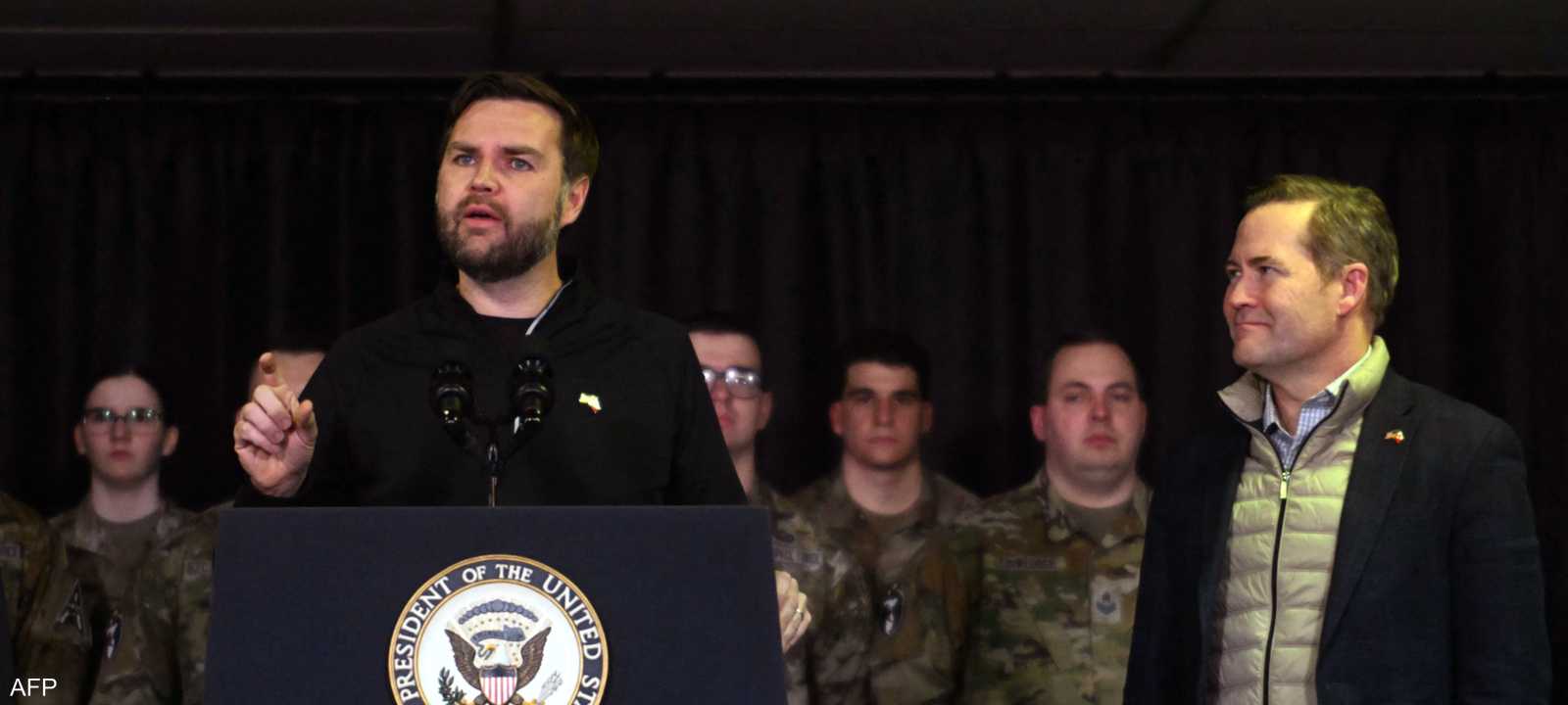 جي دي فانس وبجانبه مايك والتز