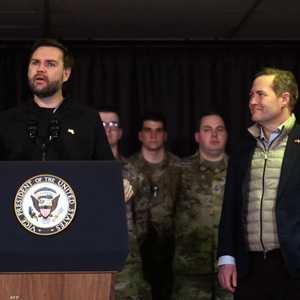 جي دي فانس وبجانبه مايك والتز