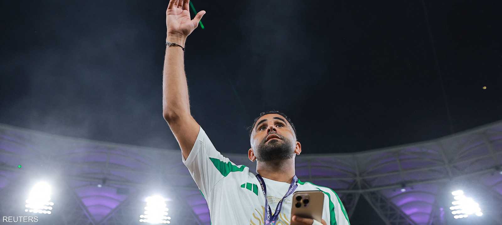 رياض محرز يحتفل بالفوز باللقب الآسيوي