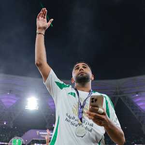 رياض محرز يحتفل بالفوز باللقب الآسيوي