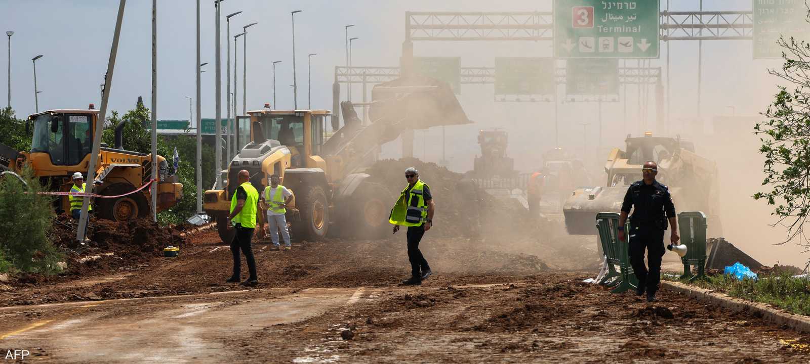 الأمن الإسرائيلي يخلي طريقا في منطقة سقوط الصاروخ الحوثي