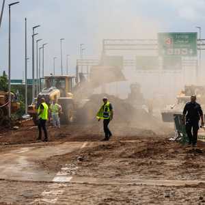 الأمن الإسرائيلي يخلي طريقا في منطقة سقوط الصاروخ الحوثي