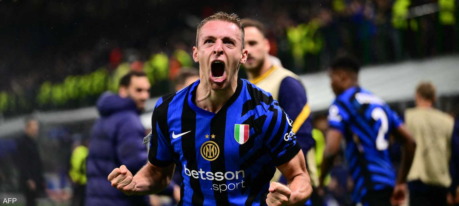 احتفال لاعب إنتر بالهدف الرابع