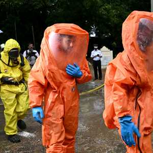 الدفاع المدني الهندي بمعدات الوقاية من المواد الخطرة.. أرشيف