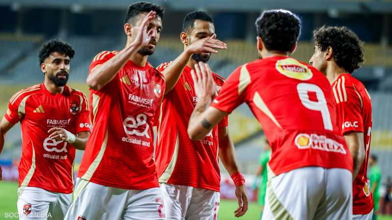 فرص الأهلي وبيراميدز في التتويج بلقب الدوري المصري.. وقرار مرتقب قد يقلب الموازين