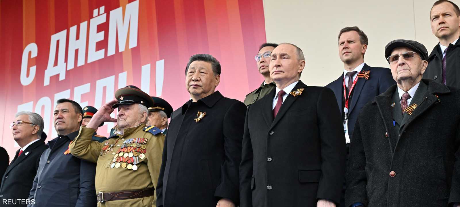 الرئيسان الروسي والصيني خلال الاحتفال بعيد النصر