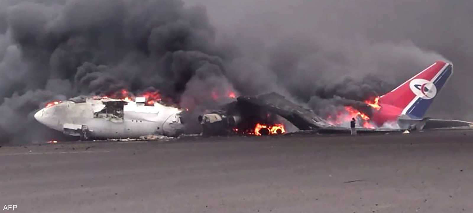 طائرة محترقة في مطار صنعاء إثر غارات إسرائيلية