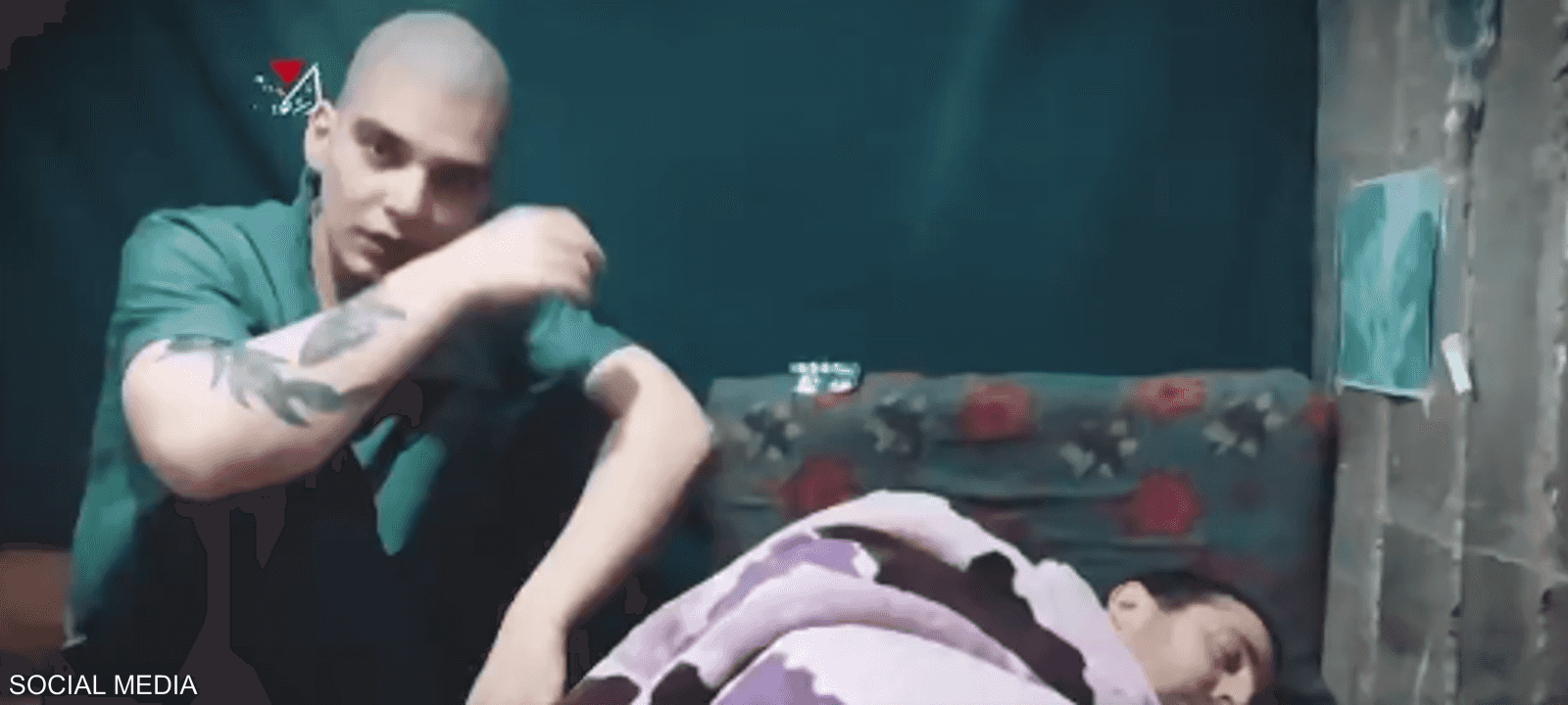 يظهر الرجلان في غرفة صغيرة