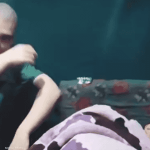 يظهر الرجلان في غرفة صغيرة