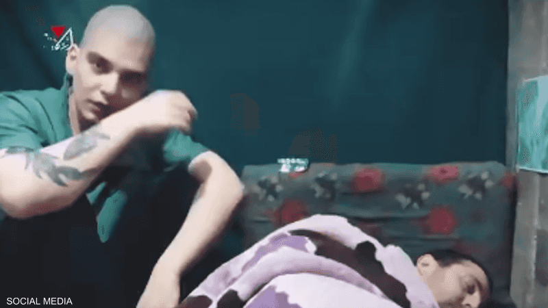 يظهر الرجلان في غرفة صغيرة