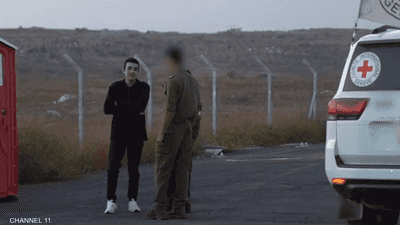صورة.. أول رسالة من الرهينة عيدان ألكسندر بعد الإفراج عنه