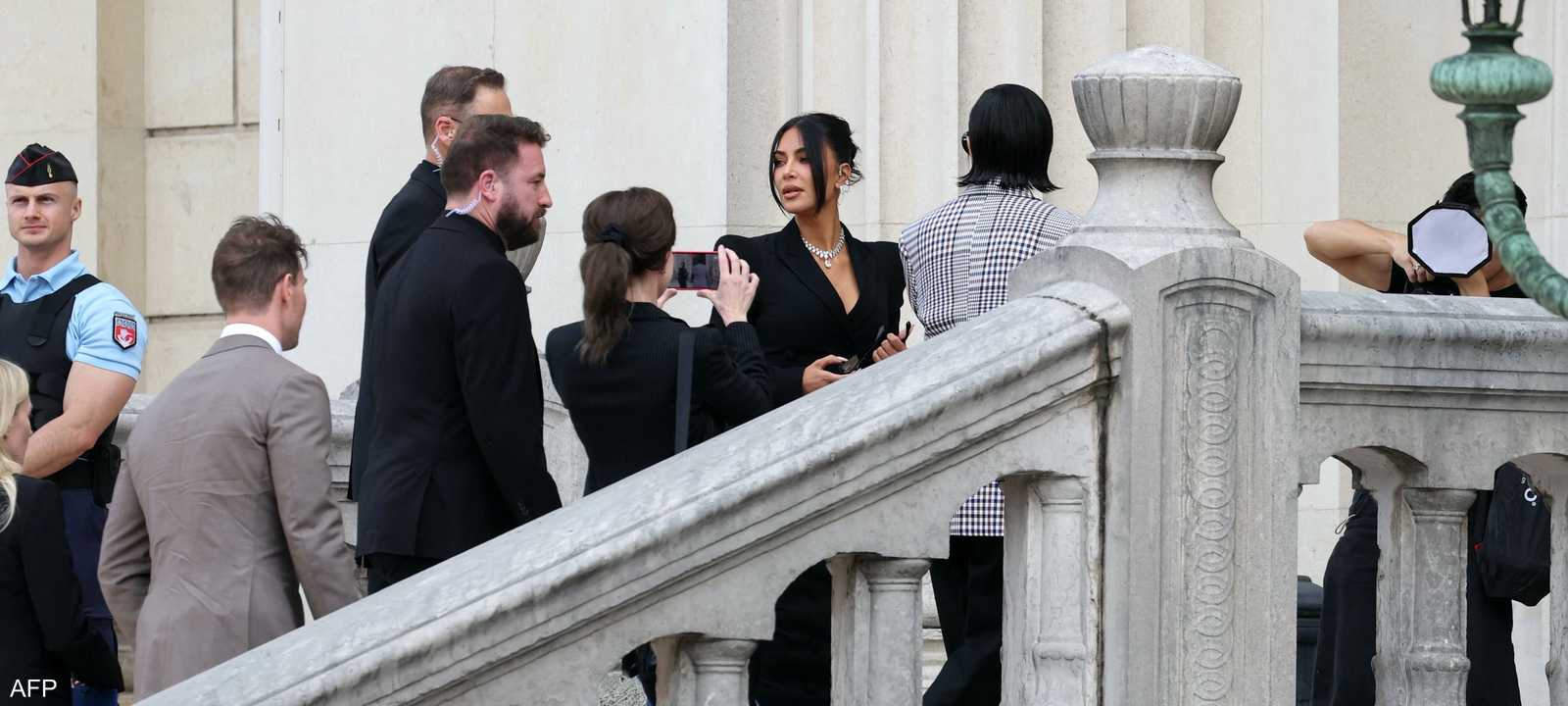 كانت كارداشيان ترتدي تنورة سوداء خلال حضورها إلى المحكمة