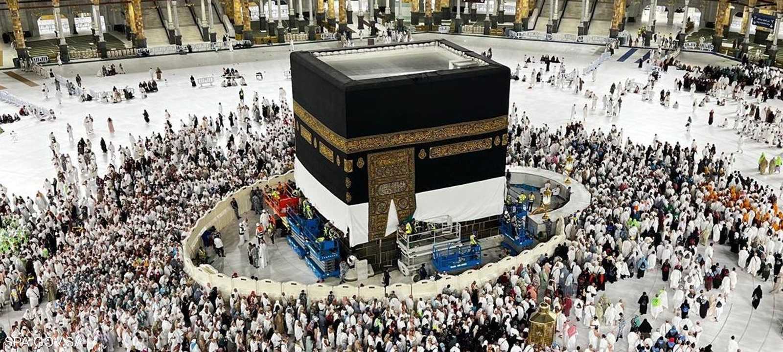 تتضمن العملية فك أجزاء الكسوة السفلية