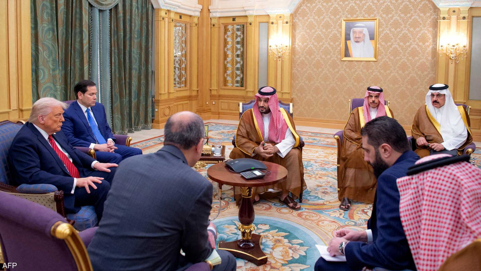 دونالد تارمب أثناء لقائه أحمد الشرع في الرياض