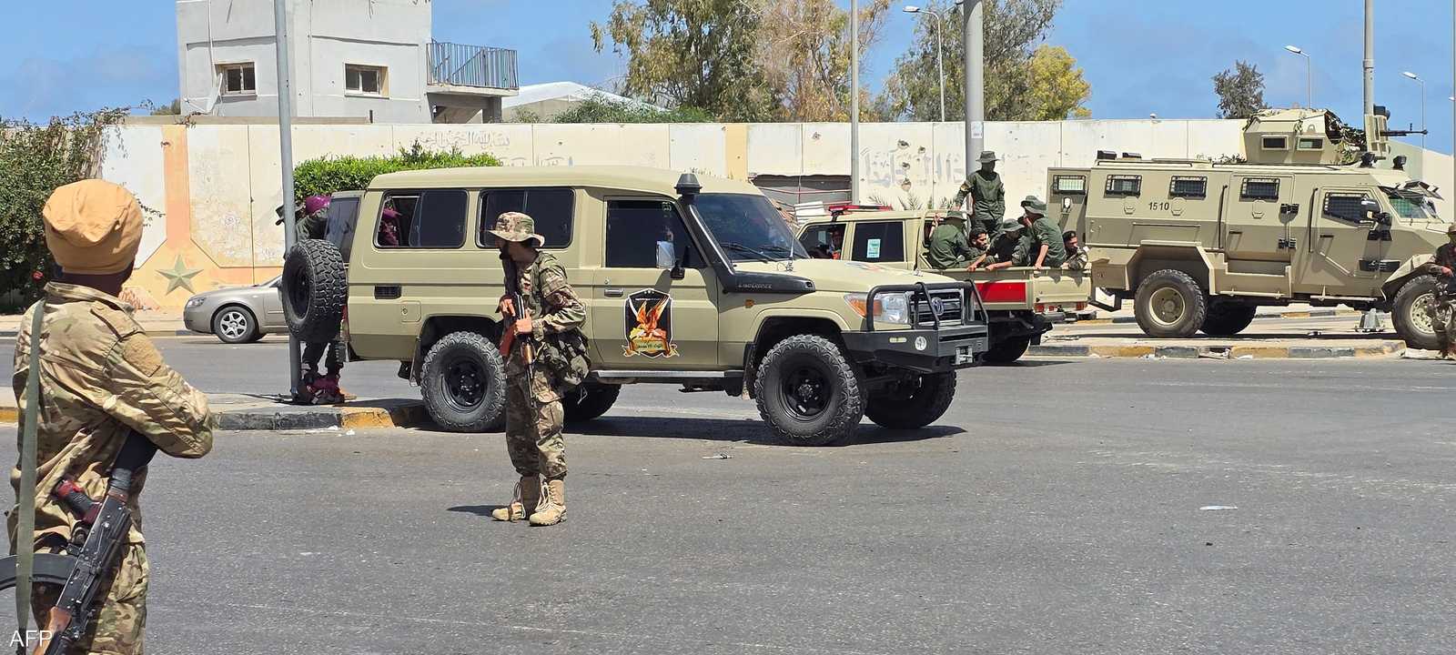 قوات الأمن الليبية تحرس نقطة تفتيش في طرابلس