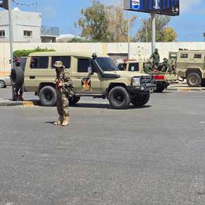 قوات الأمن الليبية تحرس نقطة تفتيش في طرابلس