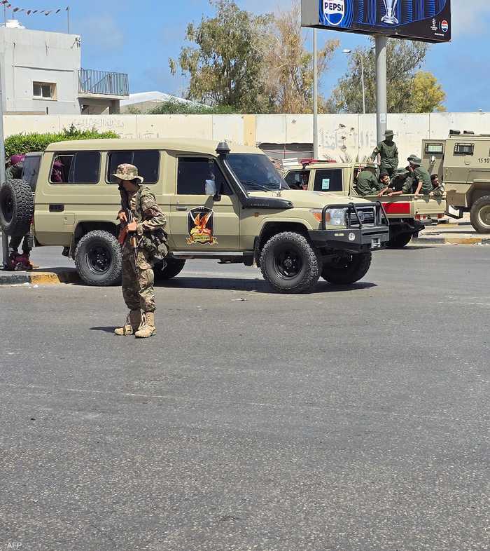 قوات الأمن الليبية تحرس نقطة تفتيش في طرابلس
