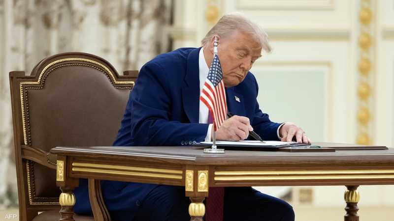 ترامب خلال توقيعه إحدى الاتفاقيات في الرياض