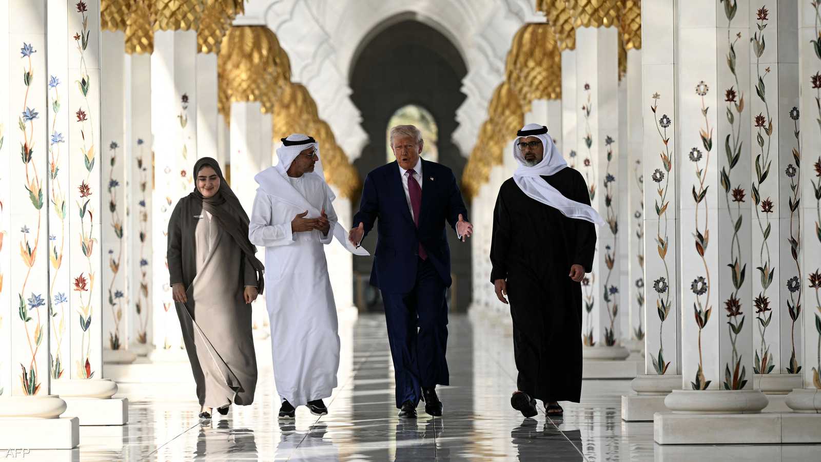 ولي عهد أبوظبي يرافق دونالد ترامب في جولة بمسجد الشيخ زايد