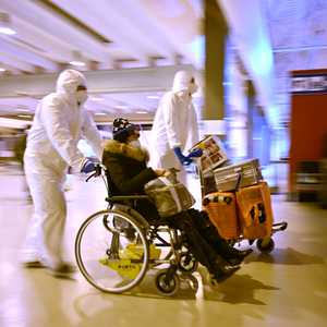 مخاوف من عودة الجائحة التي شلت حركة العالم