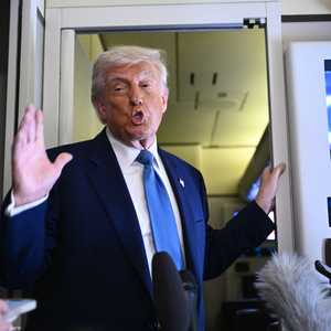 ترامب متحدثا للصحفيين