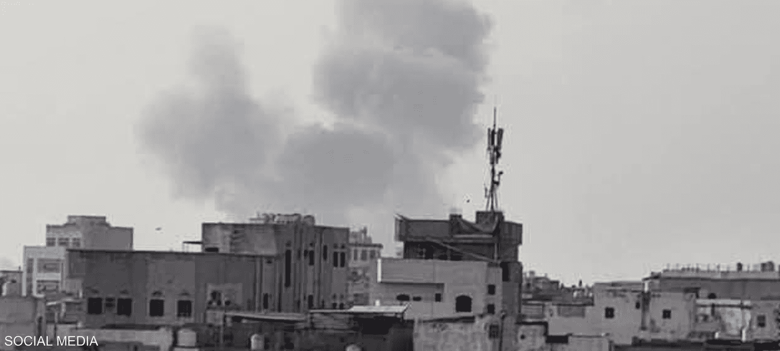 الدخان يتصاعد من جراء الغارات الإسرئيلية