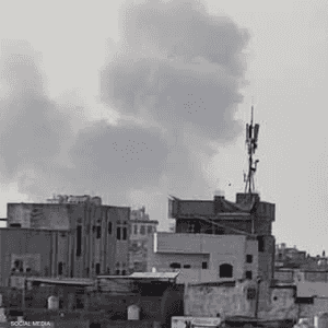 الدخان يتصاعد من جراء الغارات الإسرئيلية
