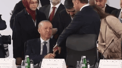 فيديو مثير للجدل.. أردوغان يُحرج ماكرون بـ"فخ الأصابع"