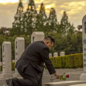 كيم أحيا ذكرى وفاة هيون