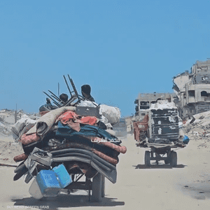 الآلاف يغادرون خان يونس مشيا بعد أمر إخلاء إسرائيلي