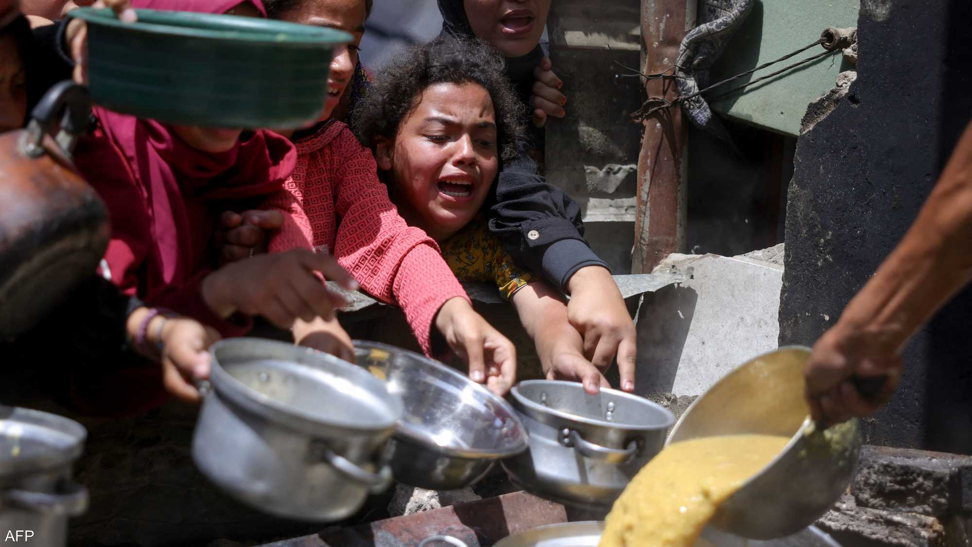 نازحون فلسطينيون يحتشدون طلبا للطعام في شمال قطاع غزة