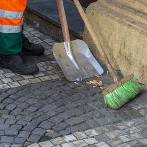 لرمي السجائر على الطريق آثار اقتصادية وبيئية سلبية.. أرشيفية