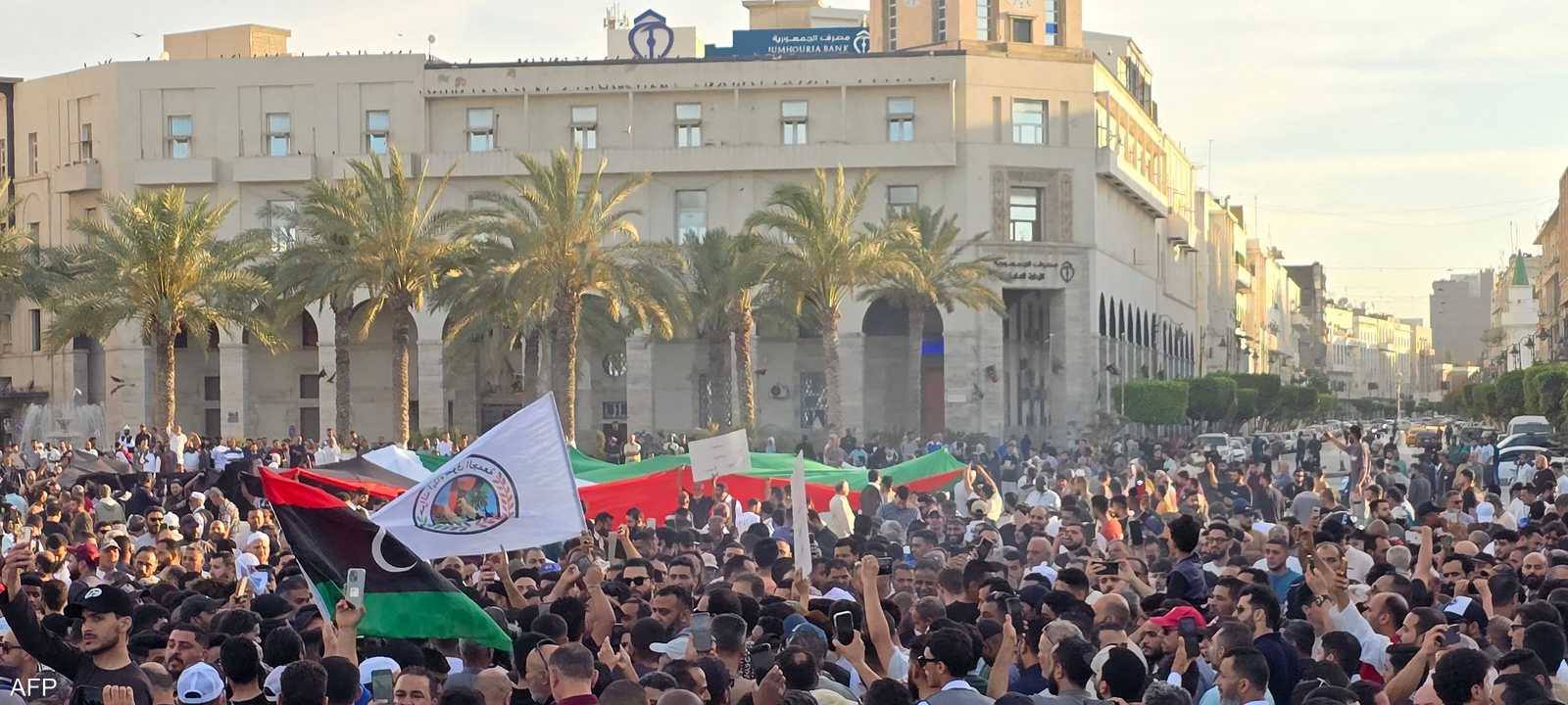 متظاهرون ليبيون يحتجون في ساحة الشهداء بطرابلس