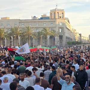 متظاهرون ليبيون يحتجون في ساحة الشهداء بطرابلس