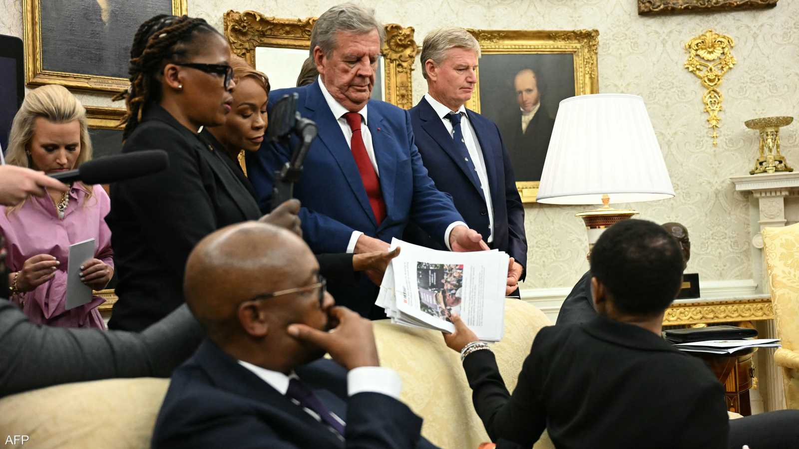 مرافقو الرئيس الجنوب إفريقي يتسلمون "الأدلة