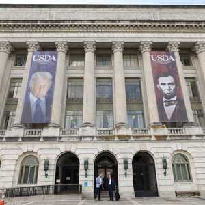 صورة ترامب على مبنى وزارة الزراعة الأميركية