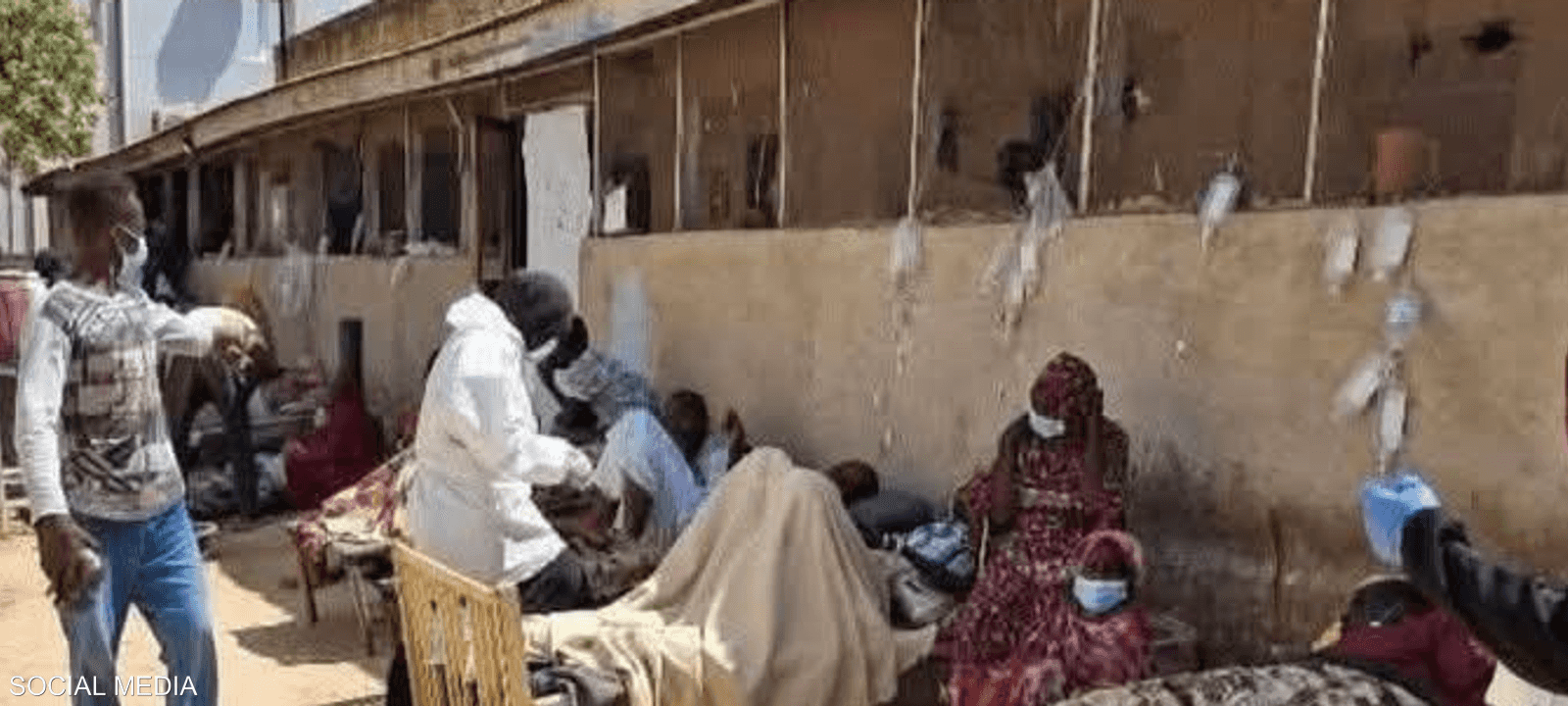 مرضى يتلقون العلاج في العراء