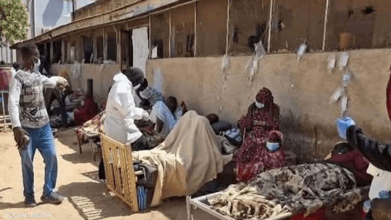 مرضى يتلقون العلاج في العراء