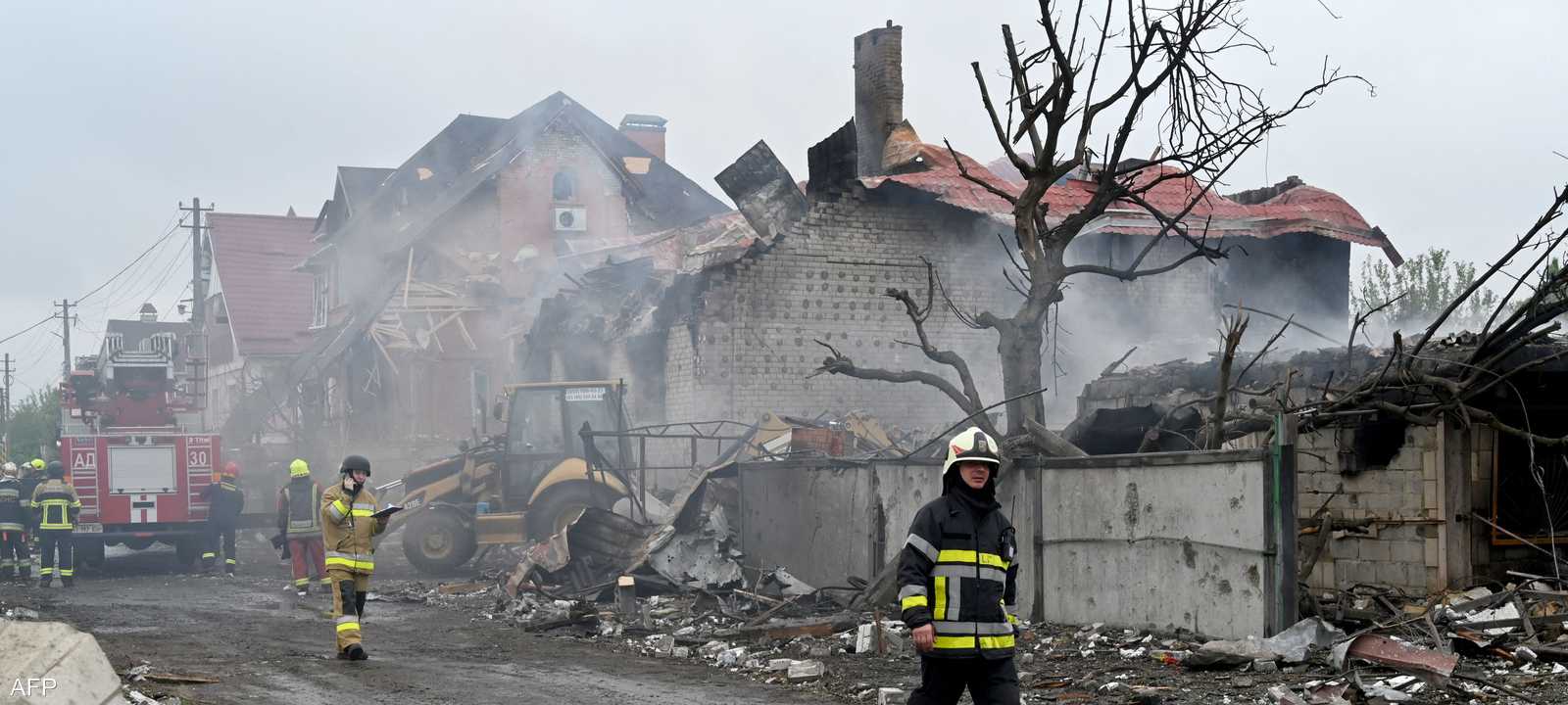 رجال الإطفاء في كييف يحاولون إخماد حريق بمنزل إثر ضربة روسية