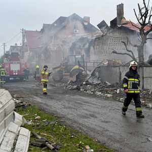 رجال الإطفاء في كييف يحاولون إخماد حريق بمنزل إثر ضربة روسية